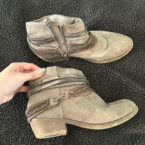 Maurice’s brown boots